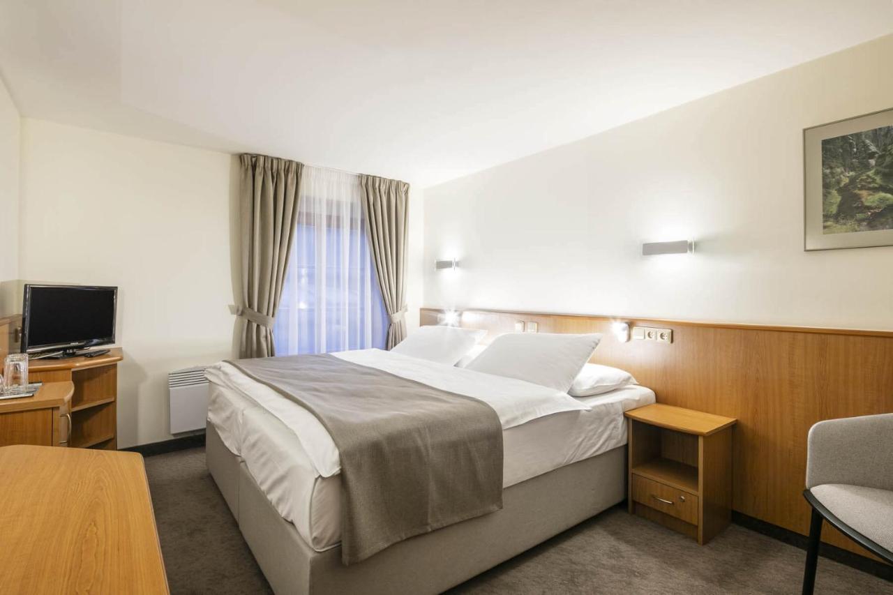 Hotel Ostrov Tisá Buitenkant foto
