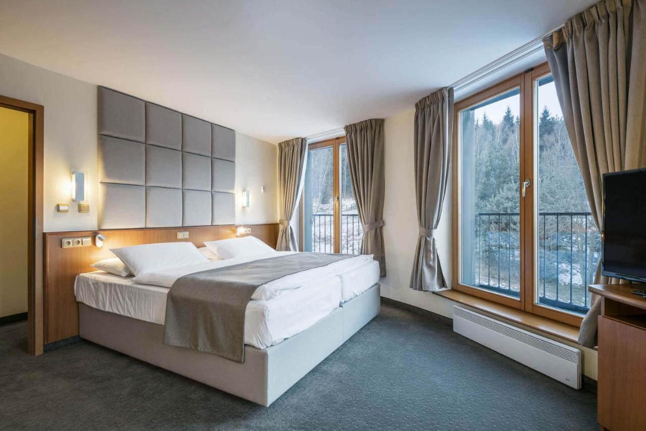 Hotel Ostrov Tisá Buitenkant foto